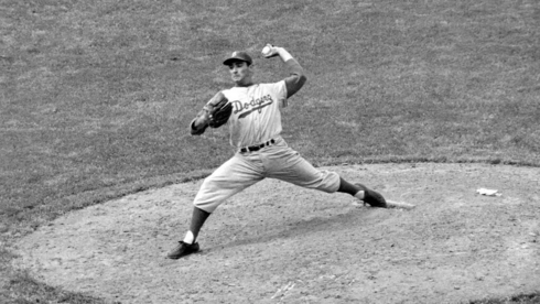 Sandy Koufax, southpaw de los Dodgers de Brooklyn, lanza contra los Chicago Cubs en el octavo inning de un partido de béisbol, el 16 de mayo de 1957, en Chicago, Illinois, Estados Unidos (Foto: Archivo de AP, Harry Hall) Sandy Koufax, southpaw de los Dodgers de Brooklyn, lanza contra los Chicago Cubs en el octavo inning de un partido de béisbol, el 16 de mayo de 1957, en Chicago, Illinois, Estados Unidos