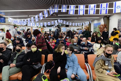 Inmigrantes judíos que huyen de las zonas de guerra en Ucrania llegan a la oficina de inmigración y absorción israelí, en el aeropuerto Ben Gurion. (Tomer Neuberg/Flash90) Inmigrantes judíos que huyen de las zonas de guerra en Ucrania llegan a la oficina de inmigración y absorción israelí, en el aeropuerto Ben Gurion.