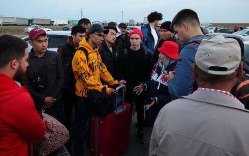 Rusos llegan a Kazajstán en el paso fronterizo de Syrym el 27 de septiembre de 2022. (AFP) Rusos llegan a Kazajstán en el paso fronterizo de Syrym el 27 de septiembre de 2022.