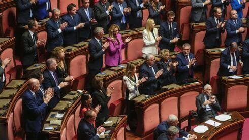 Senadores italianos aplauden a sobreviviente del Holocausto, senadora Liliana Segre. 