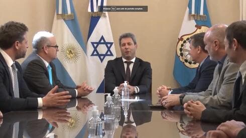 Momento de la reunión entre el embjador de Israel y el gobernador de la provincia, entre otros funcionarios. (Captura de pantalla) Momento de la reunión entre el embjador de Israel y el gobernador de la provincia, entre otros funcionarios.