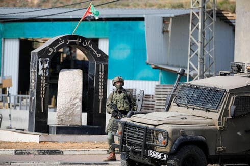 Soldado de las FDI hace guardia cerca del lugar del ataque con disparos en Naplusa (Foto: Reuters) Soldado de las FDI hace guardia cerca del lugar del ataque con disparos en Naplusa