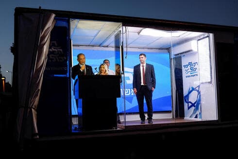 Netanyahu habla desde su autobús de campaña, detrás de un vidrio blindado. 