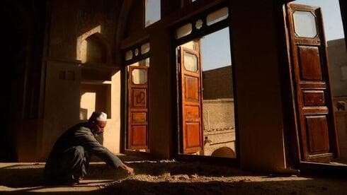 Un trabajador afgano reconstruye parte de la sinagoga Yu Aw en Herat, Afganistán. (AFP) Un trabajador afgano reconstruye parte de la sinagoga Yu Aw en Herat, Afganistán.