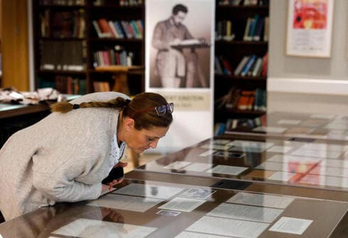 Páginas del manuscrito de Albert Einstein expuestas actualmente en la Universidad Hebrea Givat Ram de Jerusalem. (AFP) Páginas del manuscrito de Albert Einstein expuestas actualmente en la Universidad Hebrea Givat Ram de Jerusalem.