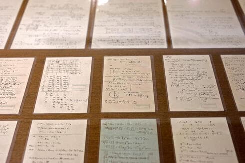 Páginas del manuscrito de Albert Einstein expuestas actualmente en la Universidad Hebrea Givat Ram de Jerusalem. (AFP) Páginas del manuscrito de Albert Einstein expuestas actualmente en la Universidad Hebrea Givat Ram de Jerusalem.