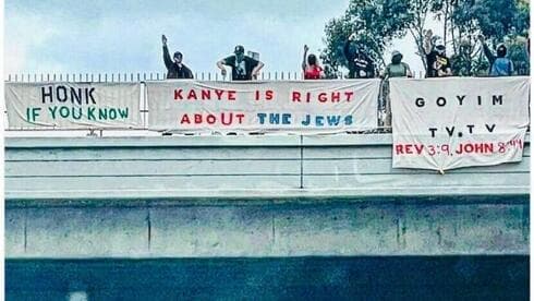 Imágenes de las pancartas de la Liga de Defensa de los Goyim que apoyan los comentarios de Kanye West sobre los judíos. (Twitter) Imágenes de las pancartas de la Liga de Defensa de los Goyim que apoyan los comentarios de Kanye West sobre los judíos.