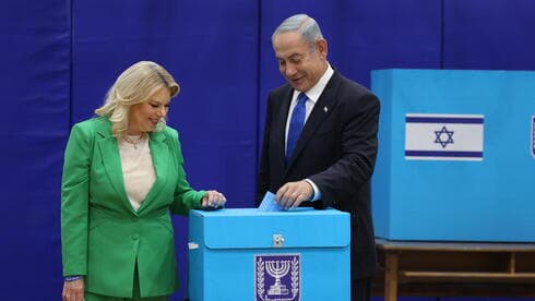 Benjamín Netanyahu y su esposa Sara votan en Jerusalem. 