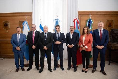 Firma del convenio entre tres provincias argentinas y la empresa de agua israelí Mekorot. (Ministerio del Interior de Argentina) Firma del convenio entre tres provincias argentinas y la empresa de agua israelí Mekorot.