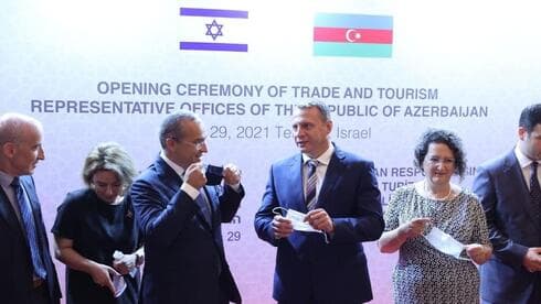 Mikayil Jabbarov y Yoel Razvozov en la apertura de la oficina de representación de Azerbaiyán en Israel. (Motti Kimchi) Mikayil Jabbarov y Yoel Razvozov en la apertura de la oficina de representación de Azerbaiyán en Israel.