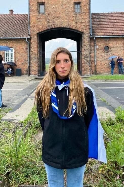 Tamara Rogers en su visita a Auschwitz. 
