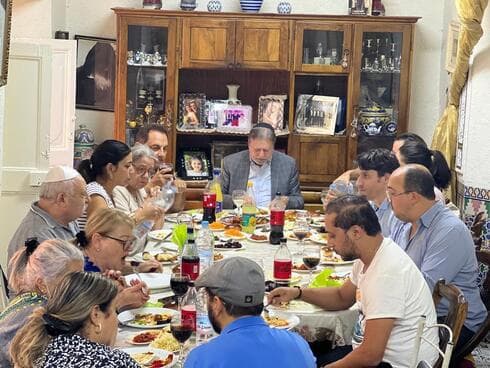 Bahreiníes, egipcios, emiratíes, marroquíes e israelíes alrededor de la misma mesa para un almuerzo kosher en el mellah de Marrakech, Marruecos (Foto: The Media Line) Bahreiníes, egipcios, emiratíes, marroquíes e israelíes alrededor de la misma mesa para un almuerzo kosher en el mellah de Marrakech, Marruecos
