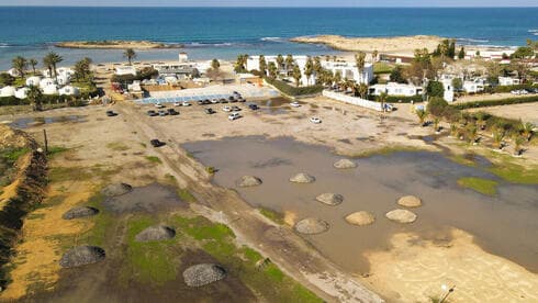 Una imagen que muestra una vista aérea de la playa de Dor, construida sobre el pueblo de Tantura, donde tuvo lugar una supuesta masacre de árabes tras la rendición del pueblo (Foto: AFP) Una imagen que muestra una vista aérea de la playa de Dor, construida sobre el pueblo de Tantura, donde tuvo lugar una supuesta masacre de árabes tras la rendición del pueblo