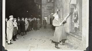 Soldados nazis destruyendo tiendas judías en Kristallnacht. 