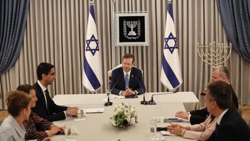 El presidente Issac Herzog en consulta con representantes del partido Likud. (Foto: Flash 90) El presidente Issac Herzog en consulta con representantes del partido Likud