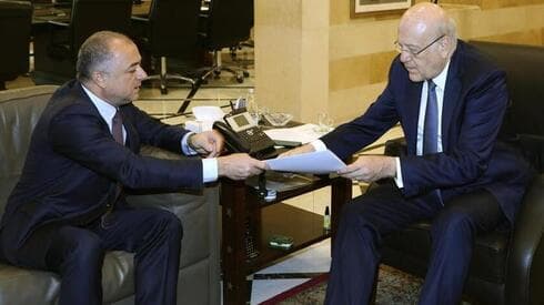 El primer ministro libanés, Najib Makati, a la derecha, recibe el borrador final del acuerdo sobre la frontera marítima entre Líbano e Israel de manos de su adjunto Elias Bou Saab. (Ynet) El primer ministro libanés, Najib Makati, a la derecha, recibe el borrador final del acuerdo sobre la frontera marítima entre Líbano e Israel de manos de su adjunto Elias Bou Saab.