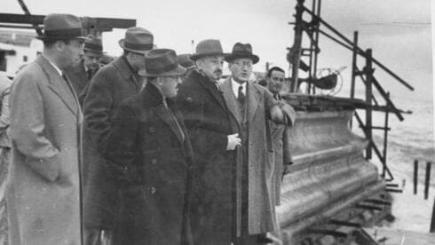 Chaim Weizmann en el puerto de Tel Aviv en 1937. 
