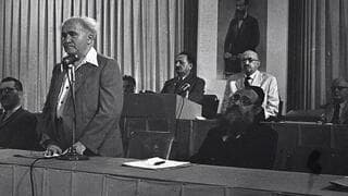 David Ben Gurion felicitando a Chaim Weizmann a su llegada a Israel.