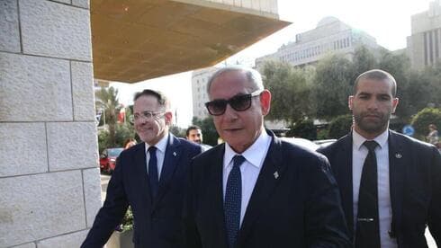 Benjamin Netanyahu camino a reunirse con posibles socios de coalición de una facción ultraortodoxa (Foto: Alex Kolomoisky) Benjamin Netanyahu camino a reunirse con posibles socios de coalición de una facción ultraortodoxa