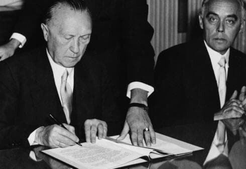 El canciller de Alemania Occidental, Konrad Adenauer, firma el acuerdo de reparaciones entre su país e Israel, 10 de septiembre de 1952. (Museo del Holocausto de EE.UU.) El canciller de Alemania Occidental, Konrad Adenauer, firma el acuerdo de reparaciones entre su país e Israel, 10 de septiembre de 1952.