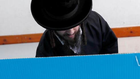 Hombre otrodoxo votando en elecciones israelíes