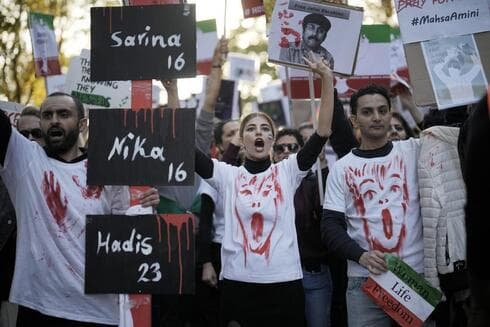 La gente asiste a una protesta contra el régimen iraní, en Berlín, Alemania, el sábado 22 de octubre de 2022, tras la muerte de Mahsa Amini bajo la custodia de la notoria "policía de la moral" de la república islámica. (AP) La gente asiste a una protesta contra el régimen iraní, en Berlín, Alemania, el sábado 22 de octubre de 2022, tras la muerte de Mahsa Amini bajo la custodia de la notoria "policía de la moral" de la república islámica.