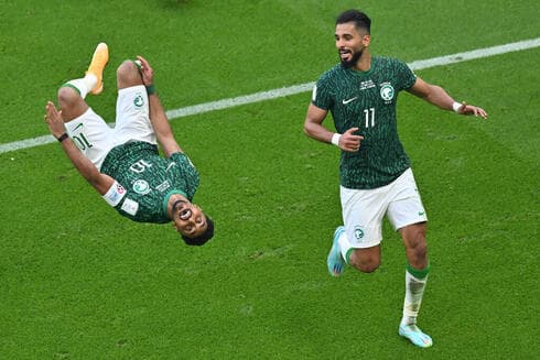 Al-Dawsari celebra la vuelta en el marcador. 