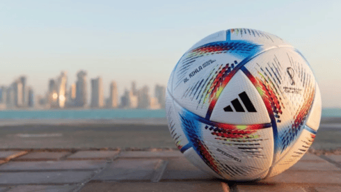 El balón oficial de la Copa Mundial de la FIFA qatar 2022 contra el horizonte de Doha
