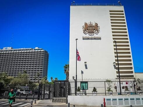 La bandera nacional del Reino Unido, ondea a media asta en la entrada de la embajada británica en Tel Aviv, Israel, el 9 de septiembre de 2022. (Flash90) La bandera nacional del Reino Unido, ondea a media asta en la entrada de la embajada británica en Tel Aviv, Israel, el 9 de septiembre de 2022.