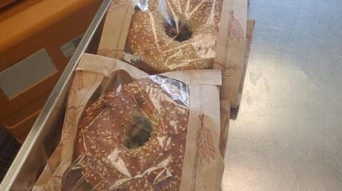 Los bagels se están horneando en un espacio proporcionado por Qatar Airways. 