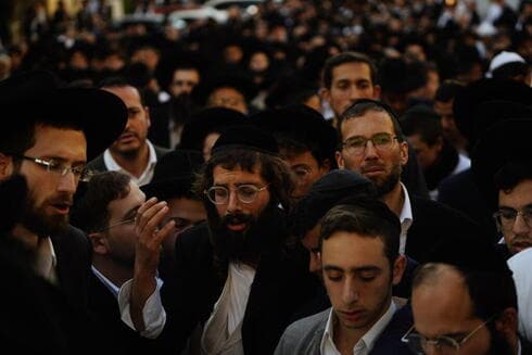 Dolientes en el funeral de Aryeh Schupak. 
