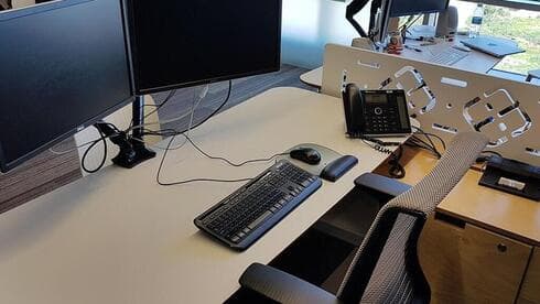 Una mesa de trabajo vacía. 