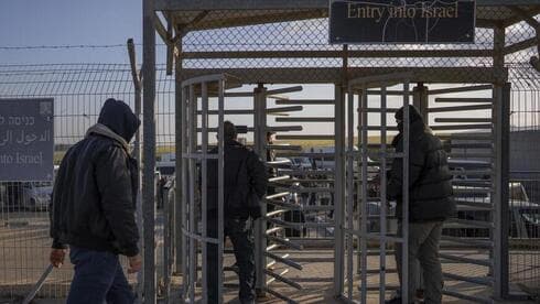 Trabajadores palestinos entran en Israel tras cruzar desde Gaza por el lado israelí del paso de Erez. (AP) Trabajadores palestinos entran en Israel tras cruzar desde Gaza por el lado israelí del paso de Erez.