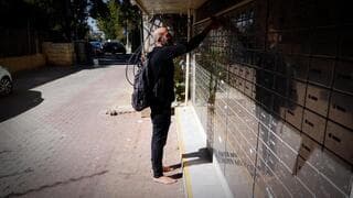 Jacky Simon camina descalzo por las calles de Jerusalem.