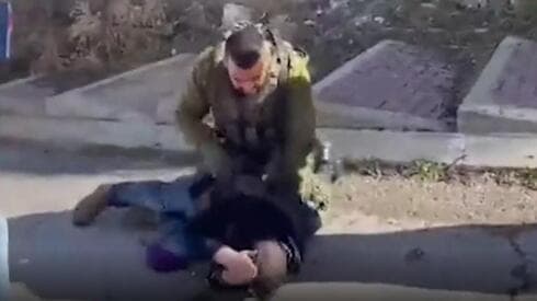 Imágenes de un soldado de las FDI atacando a un activista de izquierda en Hebrón. 