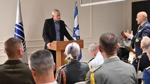 Benny Gantz, durante la reunión informativo con 30 agregados militares. (Ministerio de Defensa) Benny Gantz, durante la reunión informativo con 30 agregados militares.