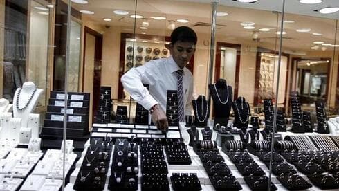 Un empleado de una joyería coloca un diamante en el escaparate del Parque del Oro y el Diamante de Dubai. (Reuters) Un empleado de una joyería coloca un diamante en el escaparate del Parque del Oro y el Diamante de Dubai.