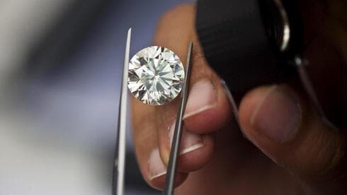 Un comerciante inspecciona un diamante durante una exposición en el parqué de la Bolsa de Diamantes de Israel (IDE) en Ramat Gan, cerca de Tel Aviv. (Reuters) Un comerciante inspecciona un diamante durante una exposición en el parqué de la Bolsa de Diamantes de Israel (IDE) en Ramat Gan, cerca de Tel Aviv.