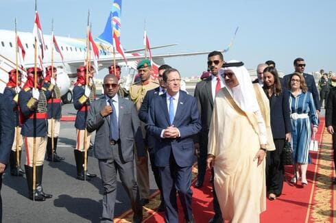 El presidente Isaac Herzog (centro) y el ministro de Relaciones Exteriores de Bahrein, Dr. Abdullatif bin Rashid Alzayani (derecha). (GPO) El presidente Isaac Herzog (centro) y el ministro de Relaciones Exteriores de Bahrein, Dr. Abdullatif bin Rashid Alzayani (derecha).