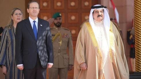 El presidente Isaac Herzog y el Rey Hamad bin Isa Al Khalifa de Bahréin. 
