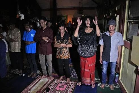 Mujeres trans y activistas realizan una oración vespertina en la escuela islámica Al-Fatah en Yogyakarta, Indonesia. (AP) Mujeres trans y activistas realizan una oración vespertina en la escuela islámica Al-Fatah en Yogyakarta, Indonesia.