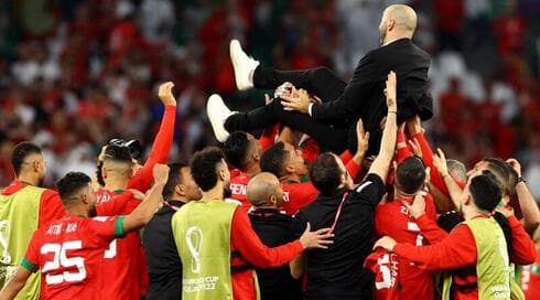 De una forma muy particular, los jugadores marroquíes agradecen a su técnico haber llegado a cuartos de final. (Reuters) De una forma muy particular, los jugadores marroquíes agradecen a su técnico haber llegado a cuartos de final.