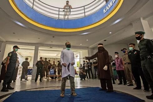 Un hombre es azotado en Indonesia acusado de practicar sexo gay, Junto con su pareja, fue denunciado por los vecinos y ambos fueron azotados 77 veces. (AP) Un hombre es azotado en Indonesia acusado de practicar sexo gay, Junto con su pareja, fue denunciado por los vecinos y ambos fueron azotados 77 veces.