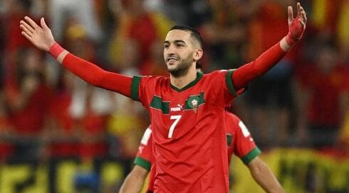 Hakim Zeysh, una de las figuras, celebra su histórico triunfo sobre España. (Reuters) Marruecos celebra su histórico triunfo sobre España.