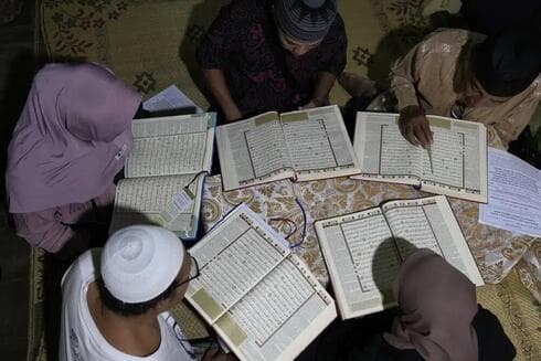 Mujeres trans asisten a una clase de lectura del Corán en la escuela islámica Al Fatah. (AP) Mujeres trans asisten a una clase de lectura del Corán en la escuela islámica Al Fatah.