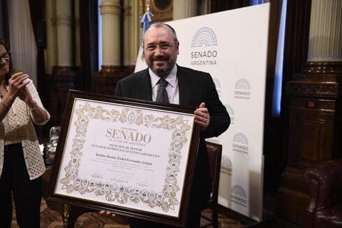 El rabino Fishel Szlajen cuando recibió la Mención de Honor Domingo F. Sarmiento en el Senado Argentino. (Gentileza) El rabino Fishel Szlajen cuando recibió la Mención de Honor Domingo F. Sarmiento en el Senado Argentino.