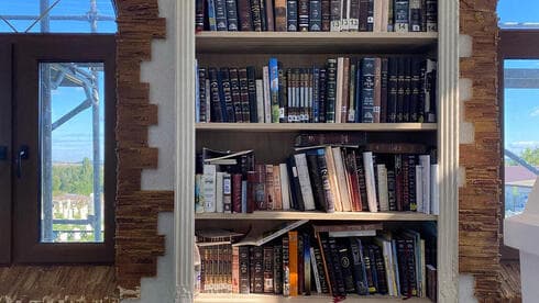 Una estantería con textos en hebreo y ruso