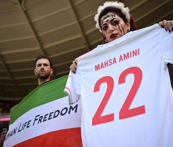 Algunos de los carteles contra el régimen iraní en el Mundial de Catar. 