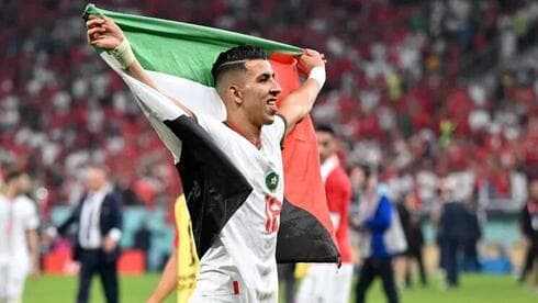 El defensa marroquí Jawad El Yamiq ondea la bandera palestina después del partido entre Canadá y Marruecos. (AFP) El defensa marroquí Jawad El Yamiq ondea la bandera palestina después del partido entre Canadá y Marruecos.