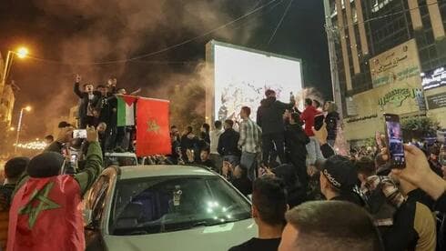Los palestinos celebran la victoria de Marruecos sobre Portugal en las calles de la ciudad cisjordana de Hebrón. (AFP) Los palestinos celebran la victoria de Marruecos sobre Portugal en las calles de la ciudad cisjordana de Hebrón.